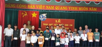 Bù Gia Mập trao học bổng “tiếp bước cho em đến trường”