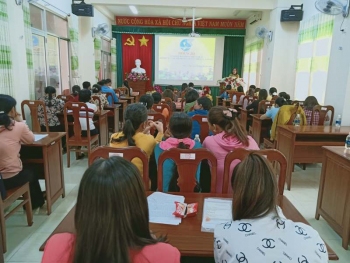 Hội LHPN xã Minh Thắng phối hợp với báo hiểm xã hội,  bưu điện huyện tuyên truyền bao hiểm y tế hộ gia đình, bảo hiểm xã hội tự nguyện cho cán bộ hội viên phự nữ