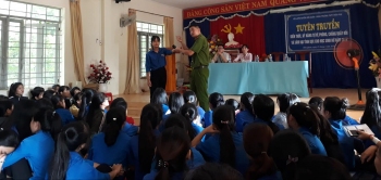 Hơn 200 học sinh nữ trường THPT Trần Phú (huyện Hớn Quản, tỉnh Bình Phước) được tìm hiểu kiến thức, kỹ năng phòng tránh quấy rối và xâm hại tình dục