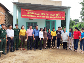 Câu lạc bộ Nữ Trí thức tỉnh Bình Phước đồng hành cùng phụ nữ nghèo biên giới