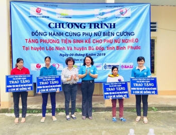 TRAO PHƯƠNG TIỆN SINH KẾ CHO HỘ PHỤ NỮ DÂN TỘC THIỂU SỐ NGHÈO TẠI CÁC XÃ BIÊN GIỚI HUYỆN LỘC NINH VÀ BÙ ĐỐP