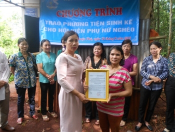 TRAO PHƯƠNG TIỆN SINH KẾ CHO HỘI VIÊN PHỤ NỮ NGHÈO  TẠI ẤP ĐỒNG BÚA - XÃ THUẬN PHÚ – HUYỆN ĐỒNG PHÚ