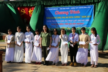 HỘI PHỤ NỮ CÔNG AN TỈNH TỔ CHỨC TUYÊN TRUYỀN, GIÁO DỤC PHÁP LUẬT VÀ TRAO HỌC BỔNG TIẾP SỨC ĐẾN TRƯỜNG CHO CÁC EM HỌC SINH NỮ CÓ HỘ KHẨU Ở VÙNG BIÊN GIỚI TRƯỜNG THPT CHUYÊN BÌNH LONG