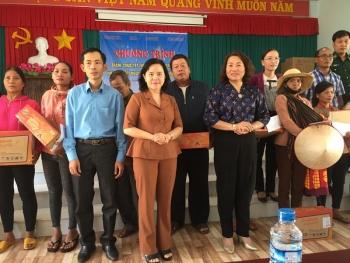 HỘI LHPN TỈNH TẶNG 100 PHẦN QUÀ CHO HỘI VIÊN, PHỤ NỮ,  TRẺ EM NGHÈO XÃ BÙ GIA MẬP HUYỆN BÙ GIA MẬP
