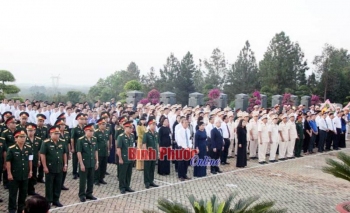 Lãnh đạo tỉnh viếng, truy điệu và an táng hài cốt liệt sĩ