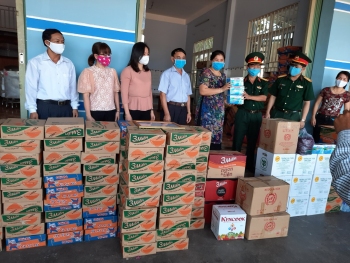 Bình Phước: Những “bông hoa đẹp” góp vật chất chống dịch