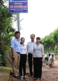 HỘI LHPN HUYỆN BÙ ĐỐP  BÀN GIAO CÔNG TRÌNH THẮP SÁNG ĐƯỜNG QUÊ