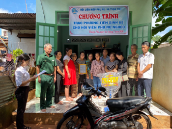 HỘI LHPN XÃ THUẬN PHÚ TRAO PHƯƠNG TIỆN SINH KẾ