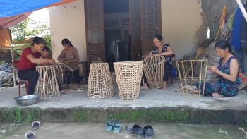 Mô hình đan sợi bèo lục bình góp phần xóa đói giảm nghèo