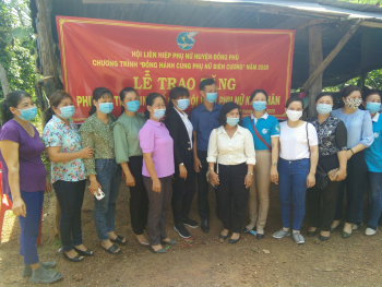 TRAO TẶNG PHƯƠNG TIỆN SINH KẾ CHO PHỤ NỮ BIÊN GIỚI