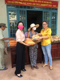 Trao quà cho hộ khó khăn do ảnh hưởng dịch Covid - 19
