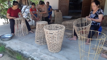 Mô hình đan sợi bèo lục bình góp phần xóa đói giảm nghèo