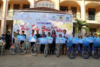 HỘI LHPN TỈNH BÌNH PHƯỚC VẬN ĐỘNG TỔ CHỨC CÁC HOẠT ĐỘNG CHĂM LO TẾT NGUYÊN ĐÁN TÂN SỬU NĂM 2021  CHO PHỤ NỮ VÀ TRẺ EM TẠI KHU VỰC BIÊN GIỚI