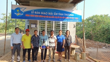 Hội LHPN huyện Hớn Quản trao tặng “Mái ấm tình thương”cho hội viên, phụ nữ nghèo