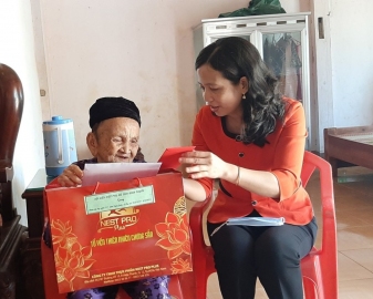 HỘI LHPN TỈNH BÌNH PHƯỚC TỔ CHỨC THĂM, TẶNG QUÀ MẸ VIỆT NAM ANH HÙNG, NỮ KHÁNG CHIẾN QUA CÁC THỜI KỲ