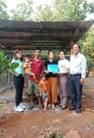 Tặng phương tiện sinh kế cho hội viên phụ nữ có hoàn cảnh khó khăn