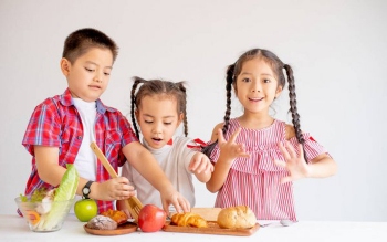 Trau dồi các kỹ năng xã hội để trẻ tự tin hơn