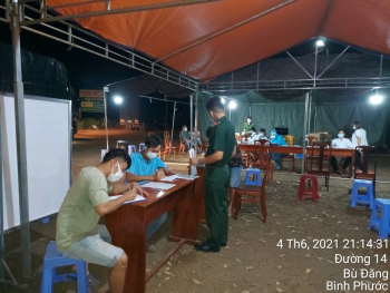 Những suất ăn khuya cho các CB, nhân viên y tế, lực lượng vũ trang tham gia chốt kiểm dịch phòng, chống dịch Covid-19 xã Phú Sơn, huyện Bù Đăng