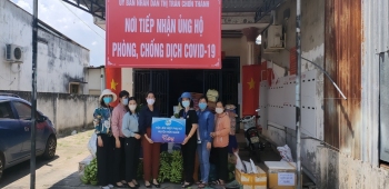 PHỤ NỮ HỚN QUẢN VỚI NHỮNG PHẦN QUÀ NGHĨA TÌNH  DÀNH CHO CÁC ĐIỂM KIỂM SOÁT DỊCH VÀ NGƯỜI DÂN KHU VỰC BỊ PHONG TOẢ HUYỆN CHƠN THÀNH