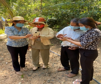 HỚN QUẢN - PHỤ NỮ CƠ SỞ RA QUÂN TUYÊN TRUYỀN  VÀ HƯỚNG DẪN NGƯỜI DÂN CÀI ĐẶT ỨNG DỤNG BLUEZONE"