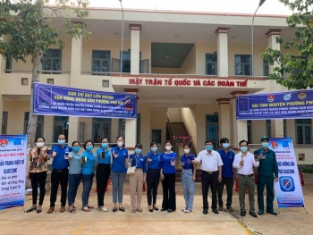 HỘI LHPN THỊ XÃ BÌNH LONG PHỐI HỢP VỚI THỊ ĐOÀN, HỘI NÔNG DÂN THỊ XÃ RA QUÂN TUYỀN TRUYỀN, CÀI ĐẶT ỨNG DỤNG BLUZONE