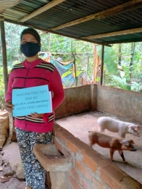 Trao phương tiện sinh kế cho hội viên phụ nữ khó khăn xã Phước Tân và hỗ trợ người dân cài đặt ứng dụng Bluezone, khai báo y tế và quyét mã QR