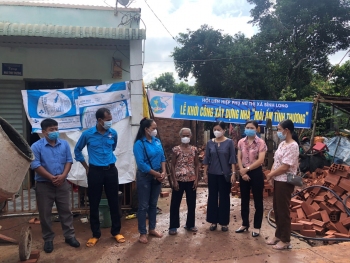 HỘI LHPN THỊ XÃ BÌNH LONG KHỞI CÔNG XÂY DỰNG “MÁI ẤM TÌNH THƯƠNG” CHO HỘI VIÊN PHỤ NỮ NGHÈO