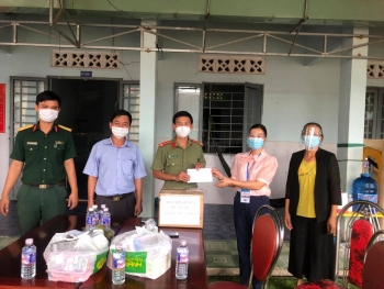 Hội LHPN huyện Phú Riềng thăm và tặng quà khu cách ly Trường Mẫu giáo Phú Riềng A, xã Phú Riềng