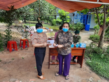 Hội LHPN xã Long Bình thăm và tặng quà các chốt kiểm soát dịch trên địa bàn xã
