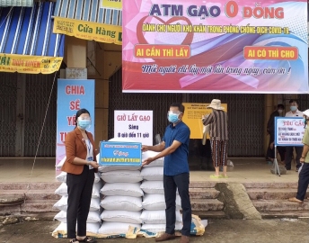 Hội LHPN huyện Phú Riềng tiếp nhận 01 tấn gạo hỗ trợ cho hội viên phụ nữ có hoàn cảnh khó khăn trong tình hình dịch bệnh Covid-19