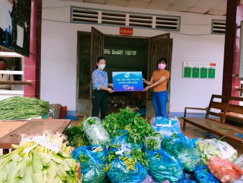PHỤ NỮ HỚN QUẢN HỖ TRỢ 1 TẤN RAU CỦ VÀ 750 KHẨU TRANG Y TẾ NGƯỜI DÂN ẤP VĂN HIÊN 1 XÃ PHƯỚC AN – HỚN QUẢN