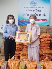 TIẾP TỤC HƯỞNG ỨNG CHƯƠNG TRÌNH “TRIỆU PHẦN QUÀ CHIA SẺ YÊU THƯƠNG” CỦA HỘI LHPN XÃ THANH PHÚ, THỊ XÃ BÌNH LONG