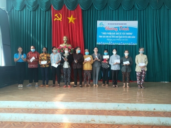 Hội Liên hiệp Phụ nữ tỉnh tặng 335 phần quà trong chương trình “Triệu Phần quà san sẻ yêu thương”