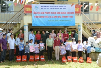 Trao 60 phần quà cho hội viên phụ nữ và nhân dân khu phố Đông Phất, phường Hưng Chiến, thị xã Bình Long