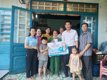 Chương trình “Mẹ đỡ đầu” điểm tựa vững chắc cho trẻ em mồ côi tại huyện Hớn Quản