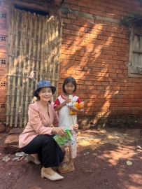 Hội Liên hiệp Phụ nữ huyện Phú Riềng thăm, tặng quà trẻ em dân tộc thiểu số mồ côi