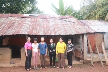 Trao tặng vốn và phương tiện sinh kế cho hội viên, phụ nữ có hoàn cảnh khó khăn vươn lên phát triển kinh tế