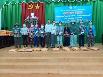 Hội LHPN phường Phú Đức phối hợp tổ chức Tháng nhân đạo "Gắn kết cộng đồng - lan tỏa hành động nhân ái”, chương trình “Triệu phần quà chia sẻ yêu thương”