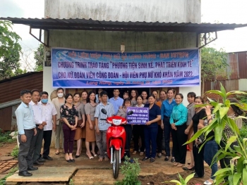 Phụ nữ xã Long Hưng trao phương tiện sinh kế  cho hội viên phụ nữ có hoàn cảnh khó khăn