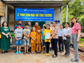Hội LHPN phường Phú Thịnh, thị xã Bình Long trao tặng  "Mái ấm tình thương"