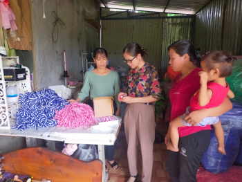 Hội LHPN thành phố Đồng Xoài thăm và làm việc với tổ hợp tác  may dây đeo huy chương phường Tân Đồng