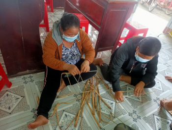 Hội Liên hiệp Phụ nữ xã Minh Lập phối hợp mở lớp dạy nghề  đan lát thủ công lục bình