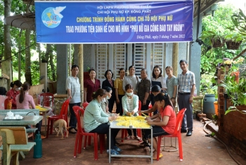 Hội LHPN phường Hưng Chiến, thị xã Bình Long tổ chức  chương trình “Mẹ đỡ đầu”, trao phương tiện sinh kế cho  Mô hình “Phụ nữ gia công bao tay ngón”