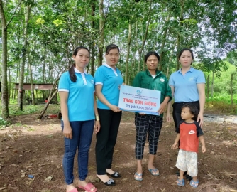 Trao phương tiện sinh kế giúp đỡ hội viên đồng bào dân tộc thiểu số