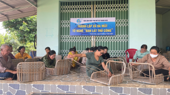 Hội LHPN xã Thanh Hòa, huyện Bù Đốp ra mắt tổ nghề “ Đan lát thủ công”