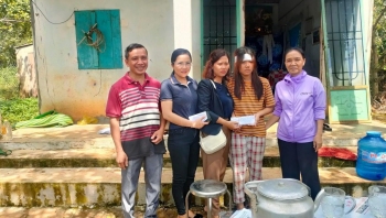 Thăm hỏi, hỗ trợ gia đình hội viên phụ nữ có hoàn cảnh khó khăn  bị tử vong do tai nạn giao thông
