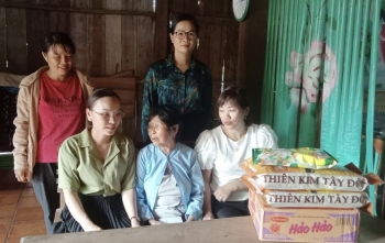 Hội LHPN huyện Bù Gia Mập thăm hỏi, tặng quà Mẹ Việt Nam anh hùng, gia đình chính sách