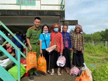 Phụ nữ Hớn Quản tiếp tục hưởng ứng chương trình “Triệu phần quà san sẻ yêu thương”