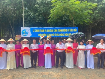 Phụ nữ xã An Phú, huyện Hớn Quản khánh thành  và bàn giao công trình xây dựng nông thôn mới