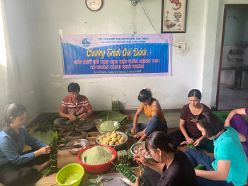 Hội LHPN phường Tân Thiện gói bánh gây quỹ  giúp hội viên khó khăn mắc bệnh hiểm nghèo